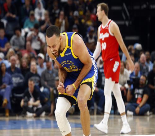 37岁库里极限输出狂砍52分家有三老专打硬仗冲上西部第五