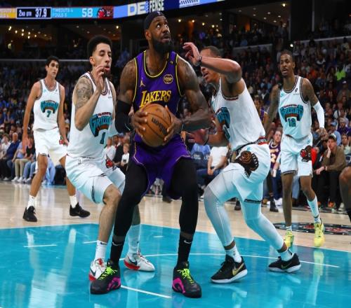 三瓶毒药！东詹里同场皆至少25分8助湖人三核驱动啃下关键卡位战