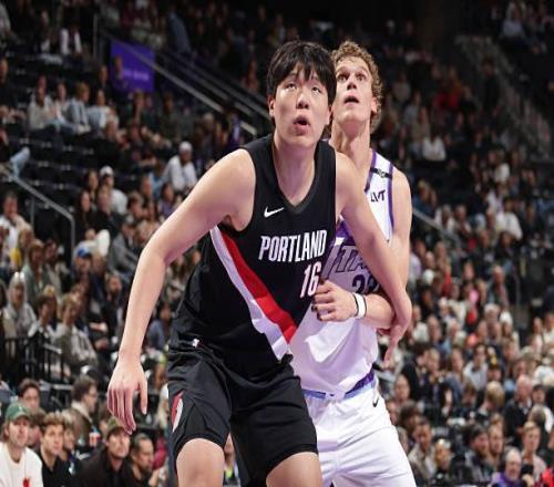 杨瀚森纵情吃喝长膘美国记者：他正在坚决执行开拓者的训练计划