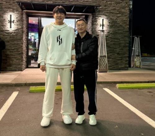 刘维伟回国寄语杨瀚森：未来不会顺利每天都要进步获赠签名球衣