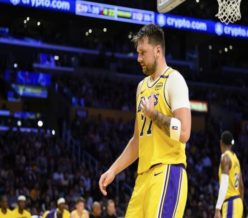 湖人VS黄蜂述评：老詹负重前行独木难支三球点菜东契奇强势收割