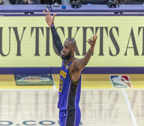 50000分神迹！古往今来集大成者老詹一路走来多伟大多不易