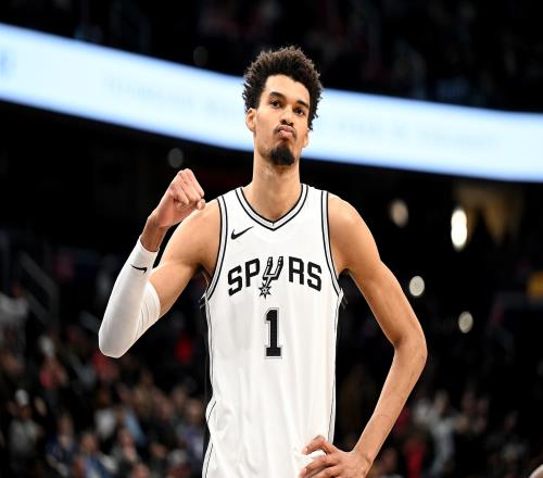 文班亚马生涯第二年疯狂进化跻身顶流因伤可能提前报销太遗憾