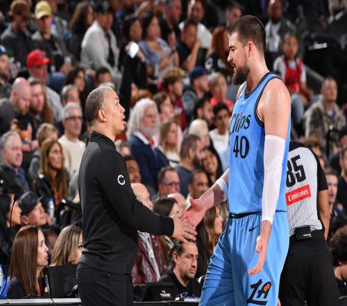 泰伦-卢:当东契奇寻求点名祖巴茨时 湖人的进攻变得停滞