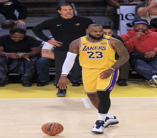 鲍仁君:放几年前 詹姆斯下面去骑士是最合理做法 但现在不好说了