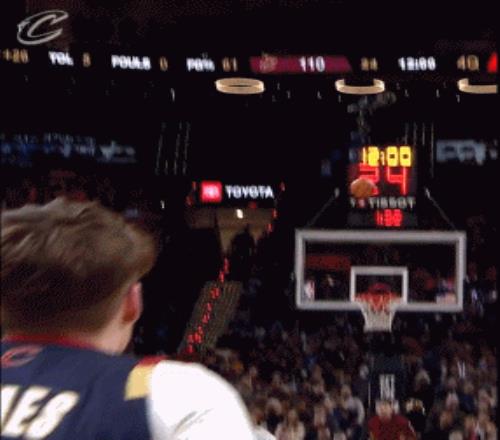 领钱了！身穿詹姆斯球衣的球迷中场投中三分获得1万美金