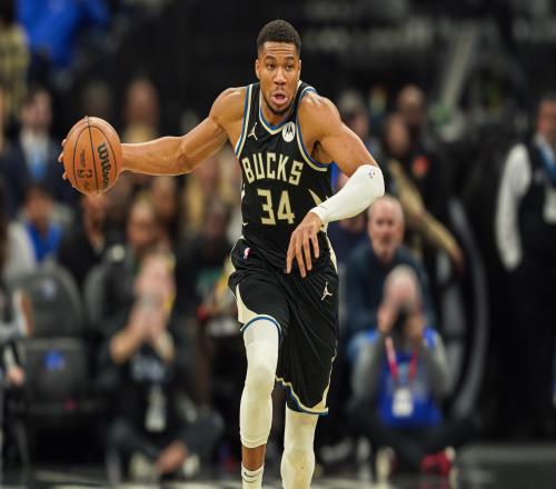 势不可挡！字母哥半场14中8砍下21分9板首节15分7板