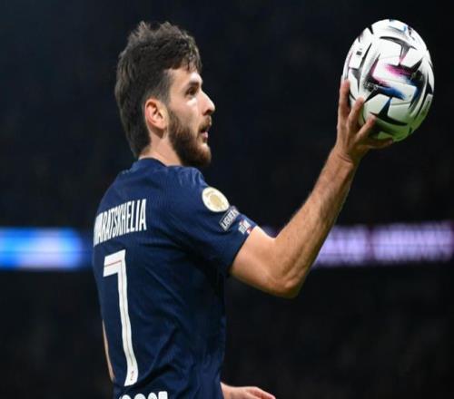 队报：克瓦拉茨赫利亚大腿肌肉受伤，欧冠出战巴萨成疑