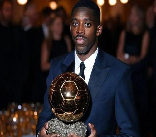 人物何日才轮到我登贝莱捧起金球奖“刺痛”姆巴佩，26岁的他仍无缘