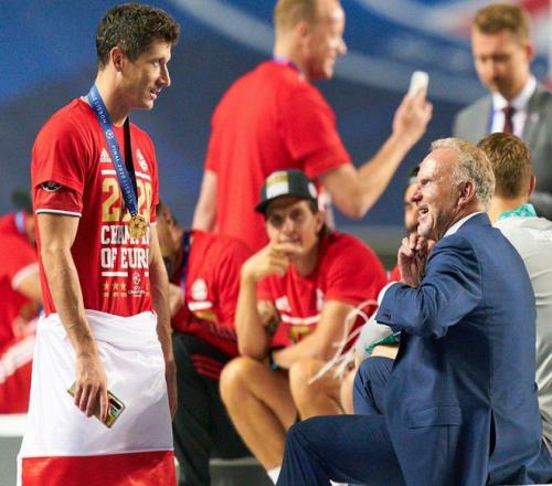 鲁梅尼格谈20年欧冠：莱万当时每年都有报价，我告诉他在拜仁也能赢欧冠