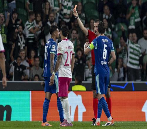 马赛点球变红牌！奥巴梅扬：欧冠出现这种水平的裁判太可耻了