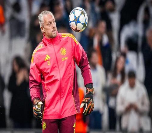 41岁348天，阿贾克斯门将帕斯费尔成欧冠历史第三年长出场球员