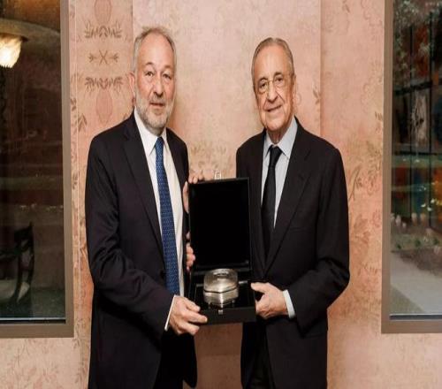 传统环节，弗洛伦蒂诺与尤文主席在欧冠赛前互赠礼物