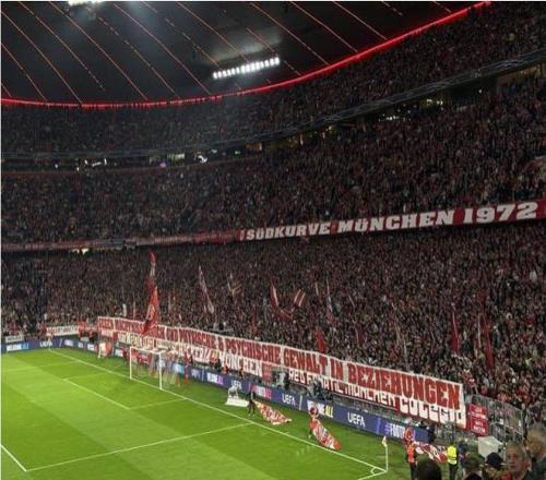 再次抗议，拜仁球迷在欧冠赛前拉横幅反对博阿滕回俱乐部实习