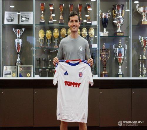 官方：瓦伦西亚中场吉利亚蒙加盟哈伊杜克，签约至2027年