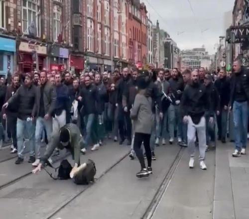 沙尔克官方谴责自家球迷暴力行为：友谊赛期间摄影师遭攻击&吐口水