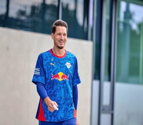 官方：莱比锡第二门将布拉斯维希转会加盟勒沃库森