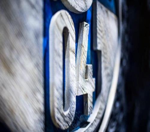 本队球迷袭击对手摄影师，沙尔克04：强烈谴责并展开调查