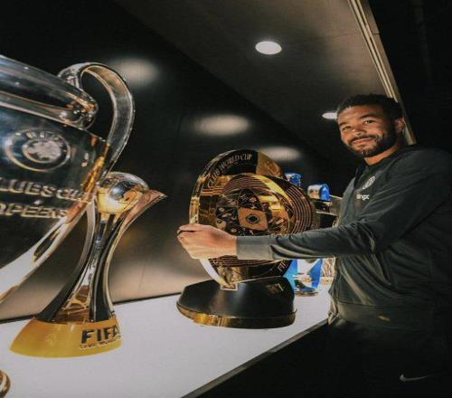 荣耀时刻！今日切尔西赛前里斯詹姆斯将捧世俱杯&欧协联奖杯入场