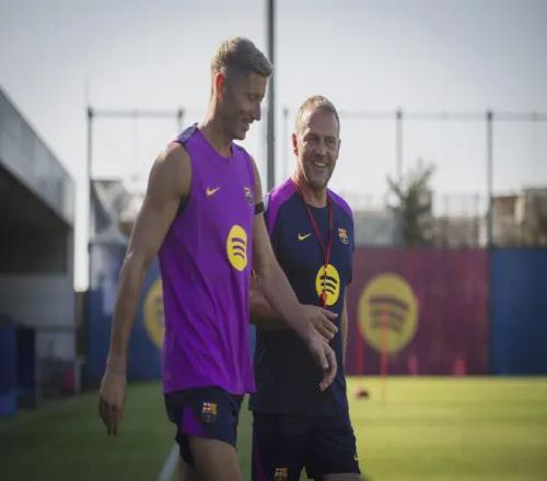 西媒：巴萨对莱万在国家队带伤继续作战不满，本应早点下场