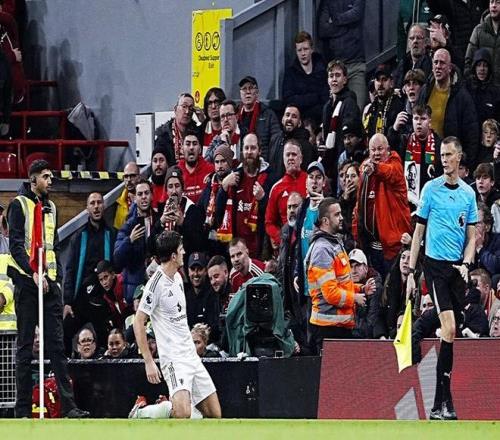 从错失绝杀到绝杀！马奎尔287天后救赎，安菲尔德激情滑跪