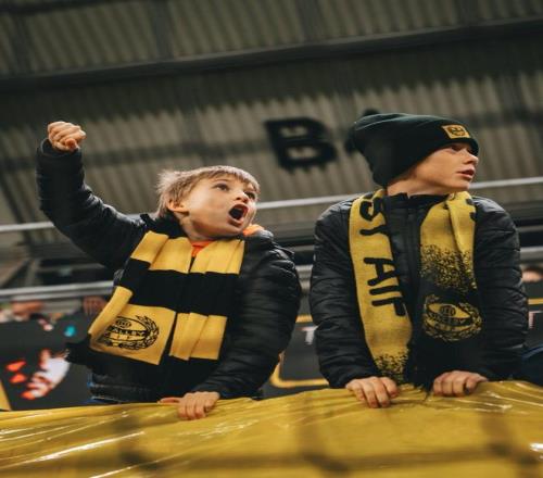 莱斯特城奇迹再现！白血病教练率队逆袭夺冠，小渔村人口仅1379人