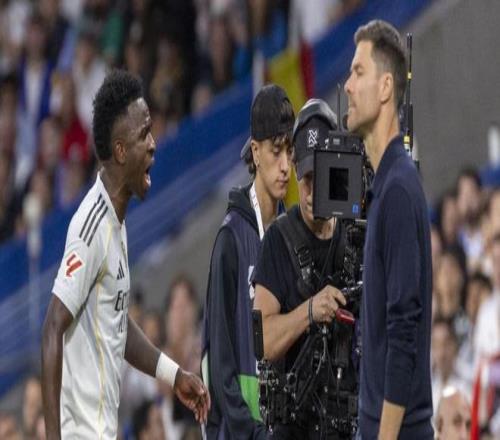 关系有所缓和世体：皇马恢复训练，维尼修斯与阿隆索拥抱