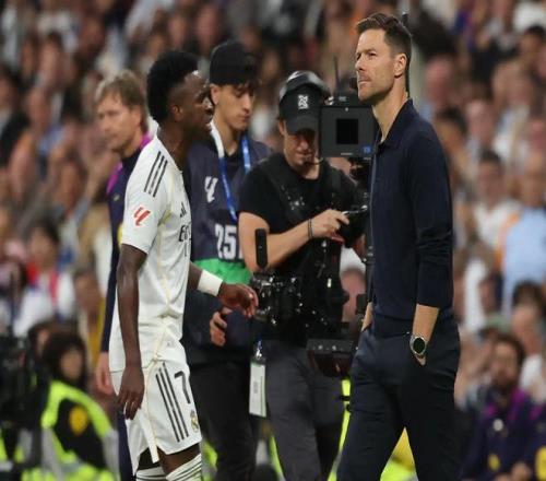 世体：维尼修斯与阿隆索拥抱致意，更衣室内紧张氛围有所缓解