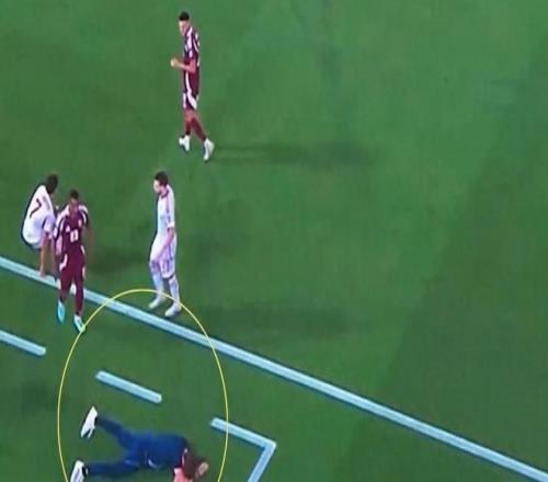 前皇马主帅带卡塔尔晋级世界杯，比赛中被皮球击中一度晕厥