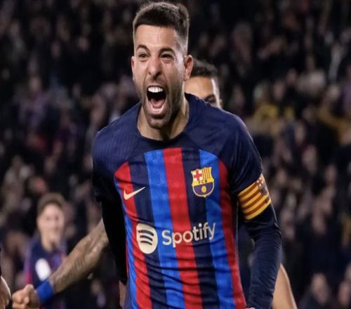 阿尔巴巴萨时期数据：459场贡献27球99助、一次三冠王