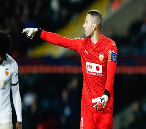 官方：34岁瓦伦西亚门将多梅内克因家人健康问题宣布退役