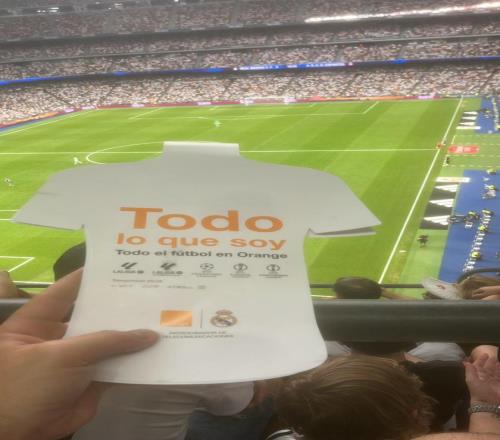 西媒：伯纳乌热得让球迷受不了，扇子成为最需要的产品