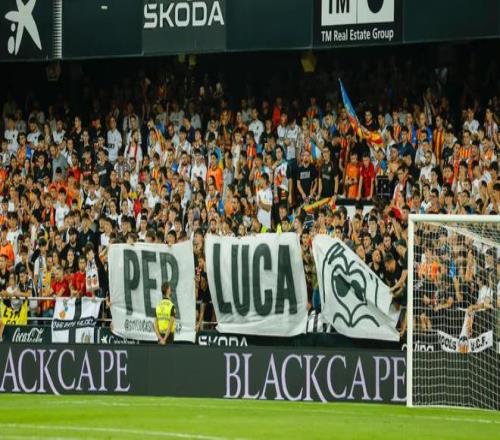 温暖的足球，瓦伦西亚北看台球迷举横幅致敬罕见病患儿卢卡