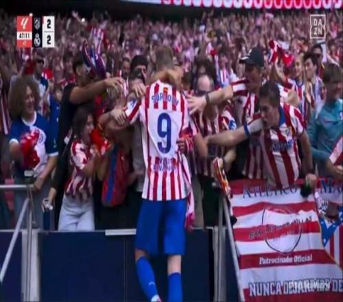 外媒：索尔洛特与球迷一起庆祝但未造成安全隐患，因此没有吃牌