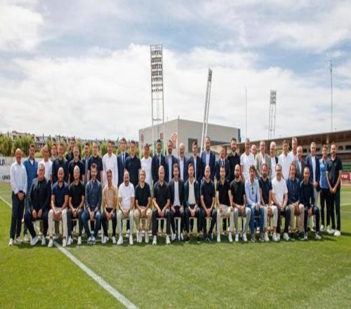 弗里克获西足协上赛季最佳教练奖，所有西甲教练到场合影留念