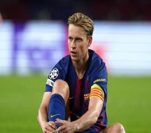 TA：德容反对西甲海外赛，巴萨对此表示不满并已告知球员