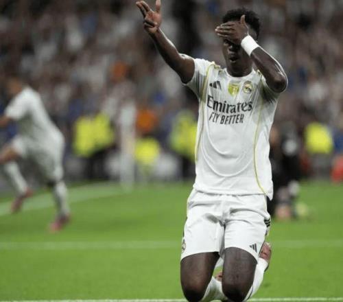 7万人见证皇马残暴一幕：1.7亿欧巨星10秒奔袭60米1V2一条龙破门