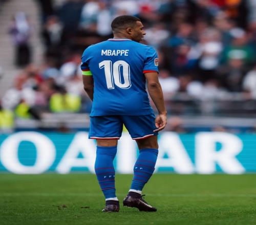 法国队官方社媒晒姆巴佩各时期10号球衣照片：10号完美适合他！