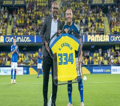 致敬传奇，比利亚雷亚尔向卡索拉赠送334场纪念球衣