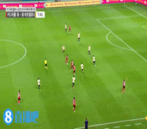 轻松捡漏！亚马尔劲射中柱，莱万补射空门得手巴萨8分钟领先首尔