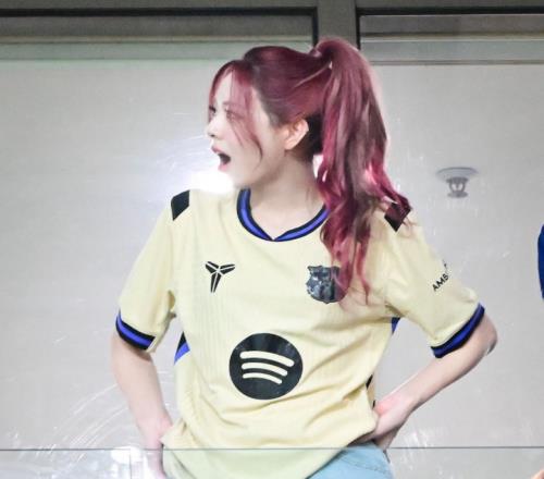 韩媒:亚马尔破门后,韩国女团成员申有娜在看台上表情十分惊讶 韩媒:亚马尔破门后,韩国女团成员申有娜在看台上表情十分惊讶