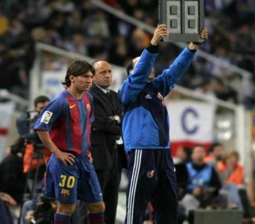 梅西纪念职业生涯一线队首秀：已经21年了，真不可思议