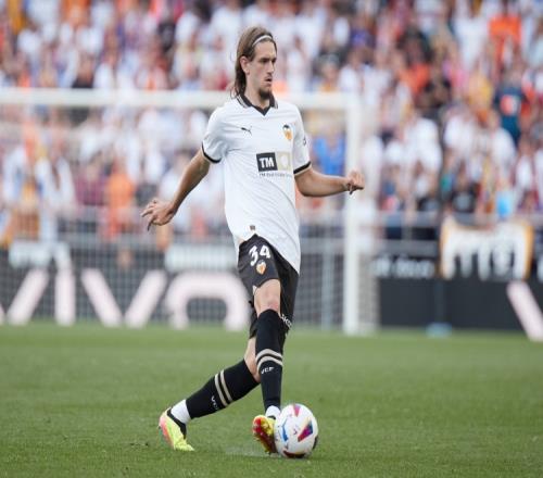 记者：埃因霍温将签下瓦伦西亚20岁中卫亚雷克，转会费约1000万欧