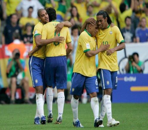 卡卡VS小罗全面对比到底谁更强卡卡数据比小罗高这么多