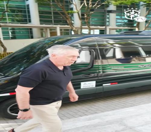 冲击六星！安帅参观巴西博物馆凝视大力神杯，比划再放一座