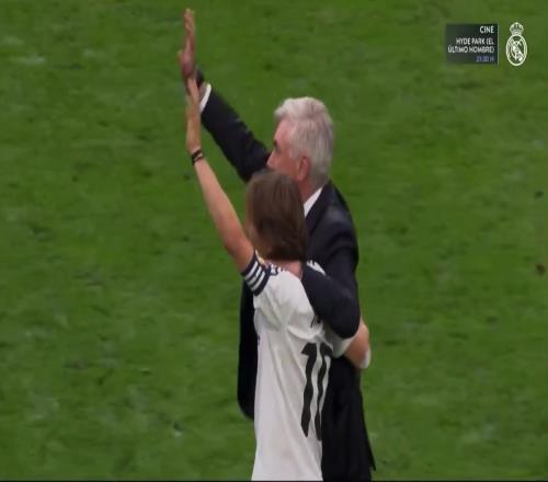 难说再见安帅赛后搂着莫德里奇谢场，告别伯纳乌的球迷们