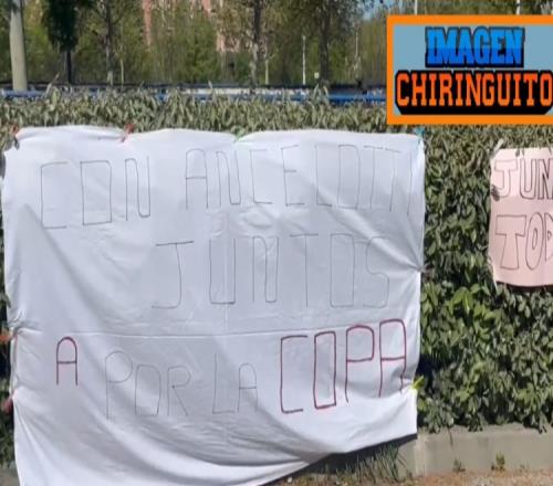 皇马球迷训练场外挂横幅鼓励球员：和安帅一起，拿下国王杯冠军