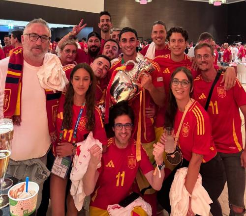 费兰-托雷斯晒与家人、奖杯合影:你们是全欧洲乃至全世界最棒的