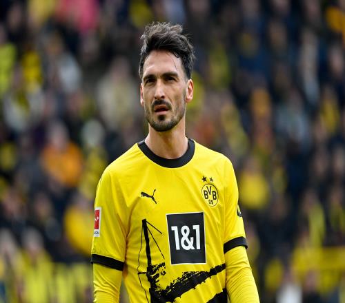 记者:胡梅尔斯收到马洛卡和皇家社会的报价,未来几天内会做决定