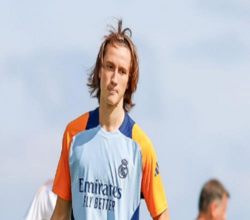 世体:在皇马新赛季前集训中,16岁中卫霍安-马丁内斯表现出色